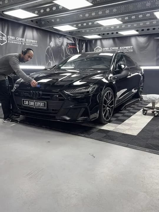 Uitvlakken van de aangebrachte coating op een zwarte Audi S7