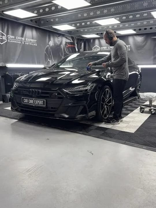 Aanbrengen van glascoating op de zwarte lak van een Audi S7