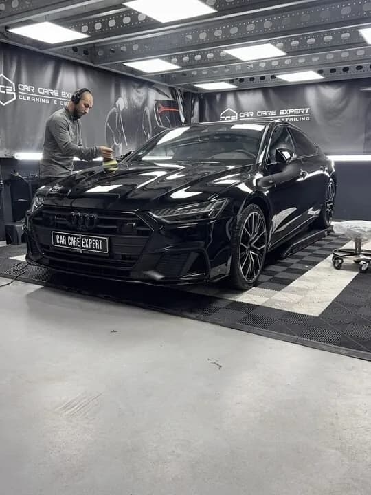 Zwarte Audi S7 in de detailingstudio, klaar voor de lakbeoordeling
