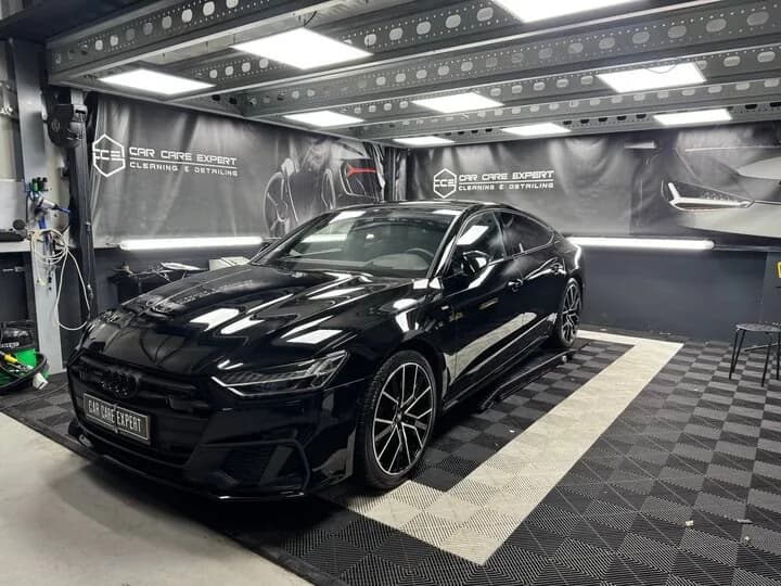 Zwarte Audi S7 met glascoating, met scherpe reflecties in de lak