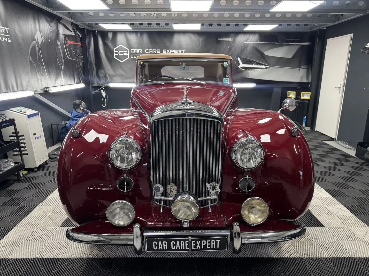 Bentley oldtimer in de detailingstudio tijdens het polijstwerk
