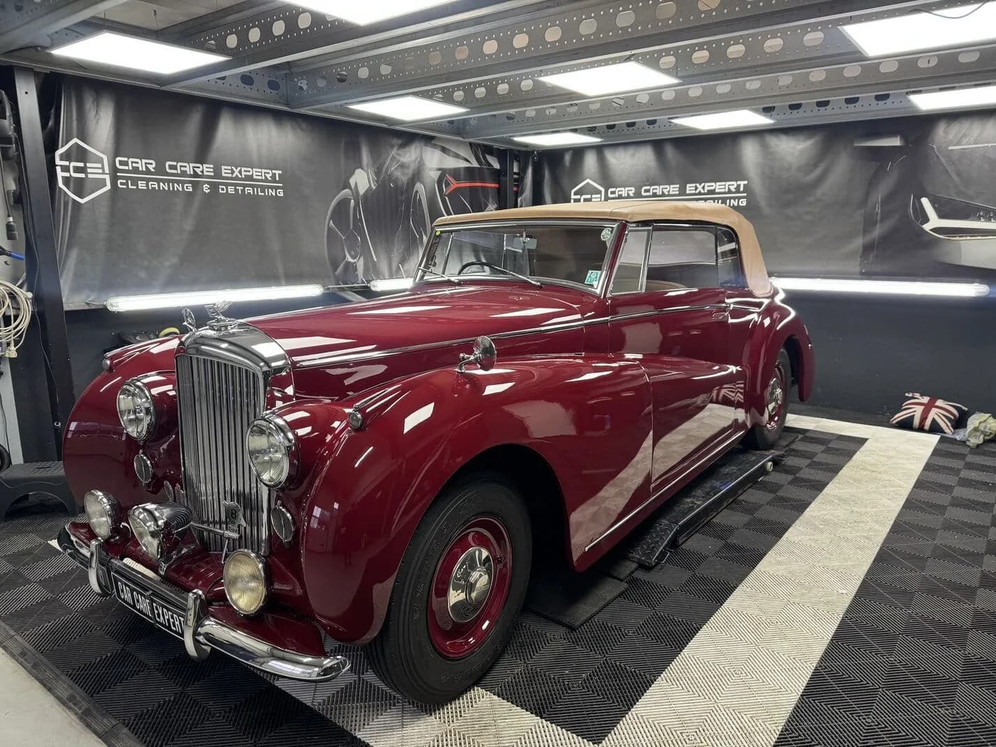 Glansherstel op de donkerrode lak van een Bentley klassieker