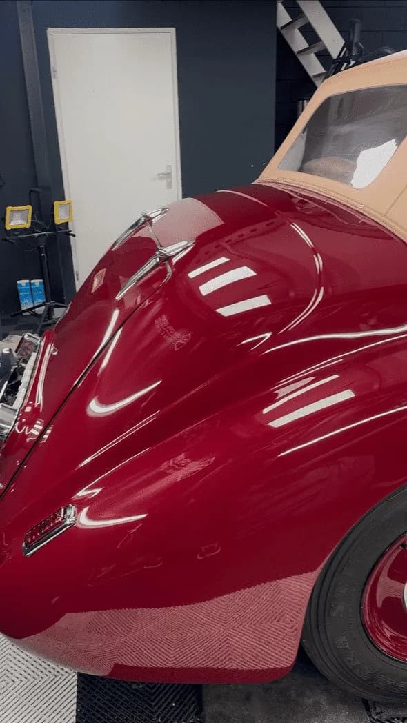 Donkerrode Bentley oldtimer na lakcorrectie in de detailingstudio