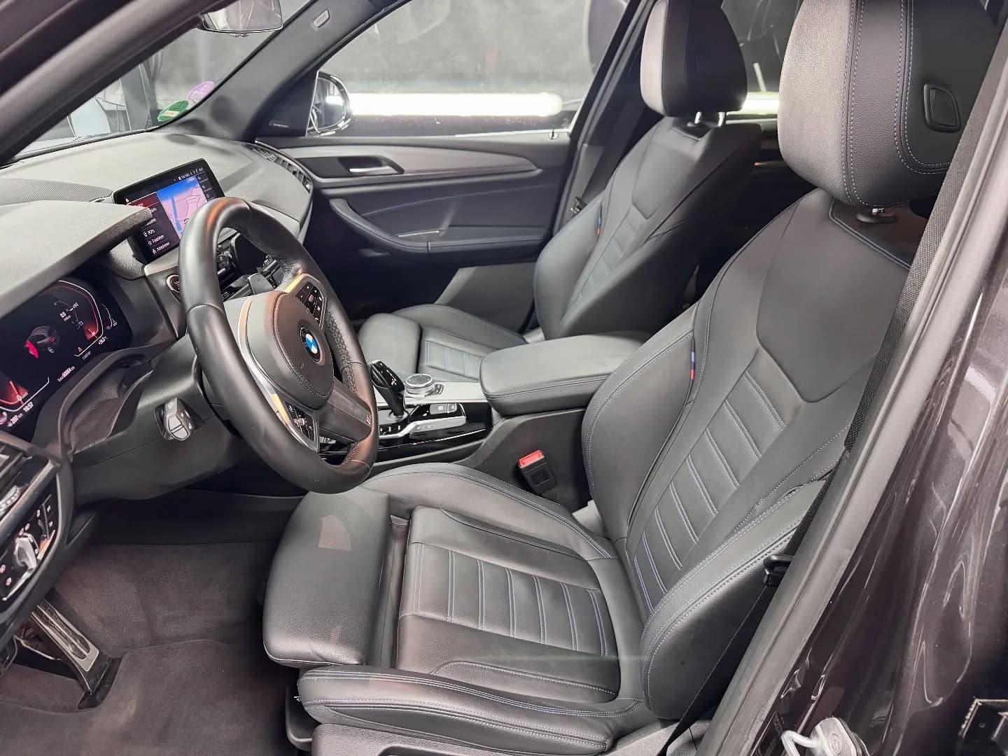 Interieur van een BMW X3 aan de bestuurderszijde, na reiniging