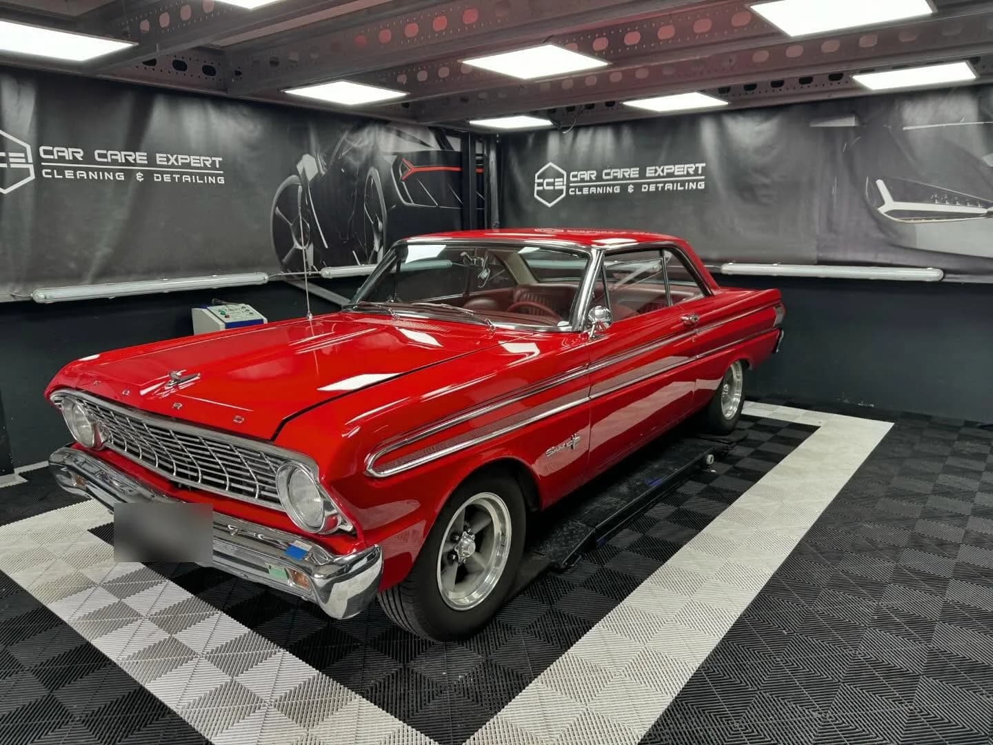 Rode Ford Falcon Sprint in driekwart aanzicht in de detailingstudio na de behandeling