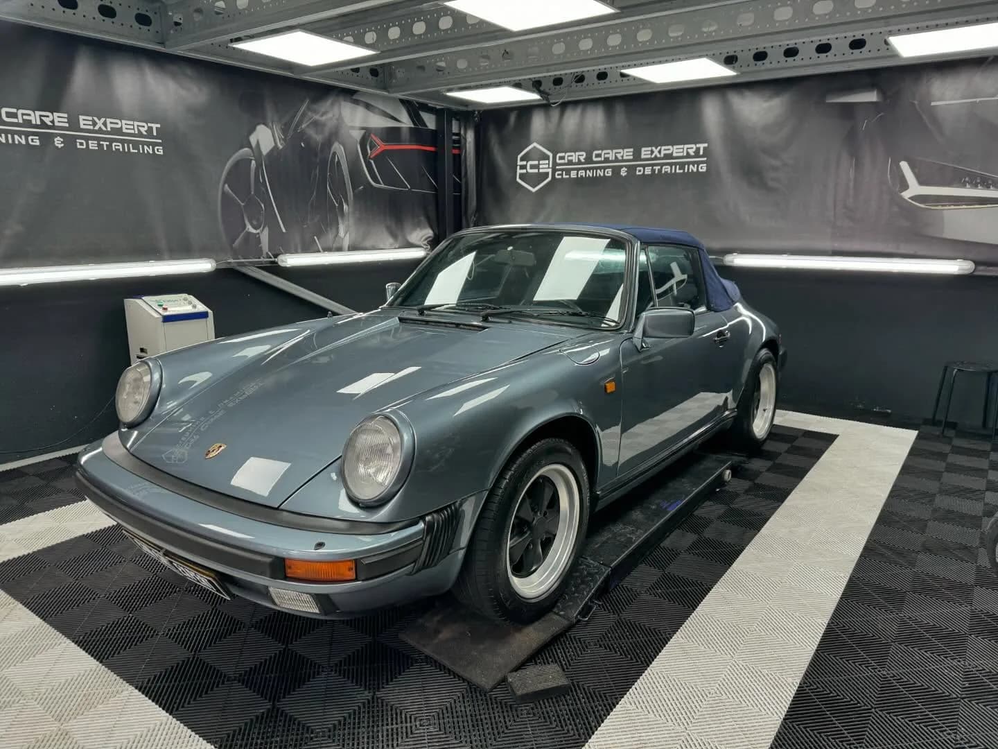 Grijsblauwe Porsche 911 SC in de detailingstudio na de glascoating