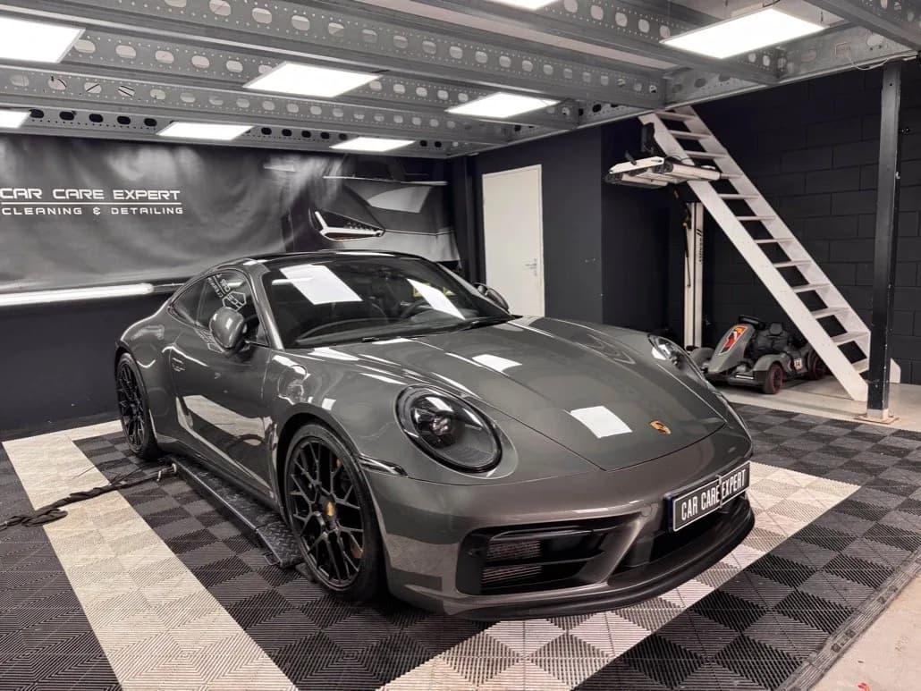 Donkergrijze Porsche 911 Carrera GTS na glascoating in de detailingstudio