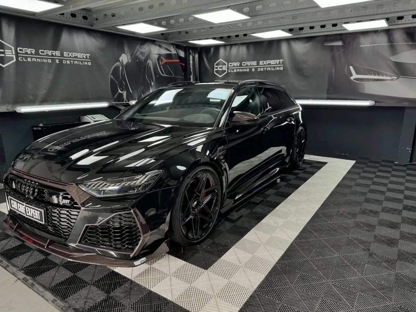 Zwarte Audi RS6 ABT in driekwart aanzicht in de detailingstudio na de behandeling