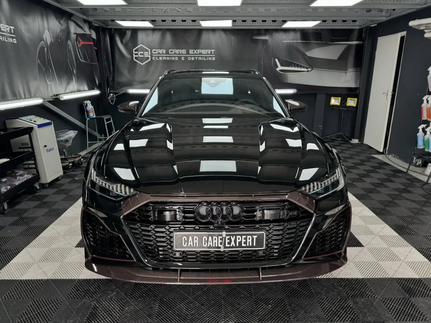 Zwarte Audi RS6 ABT recht van voren in de detailingstudio