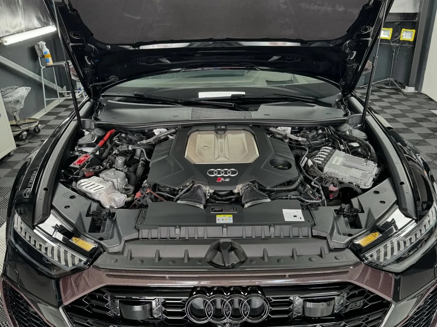 Geopende motorruimte van een Audi RS6 ABT na reiniging