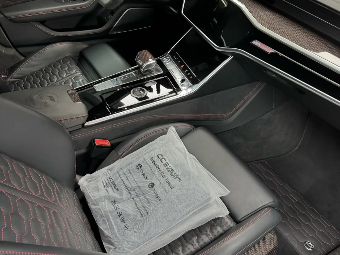 Middenconsole en stoel van een Audi RS6 ABT na reiniging van het interieur
