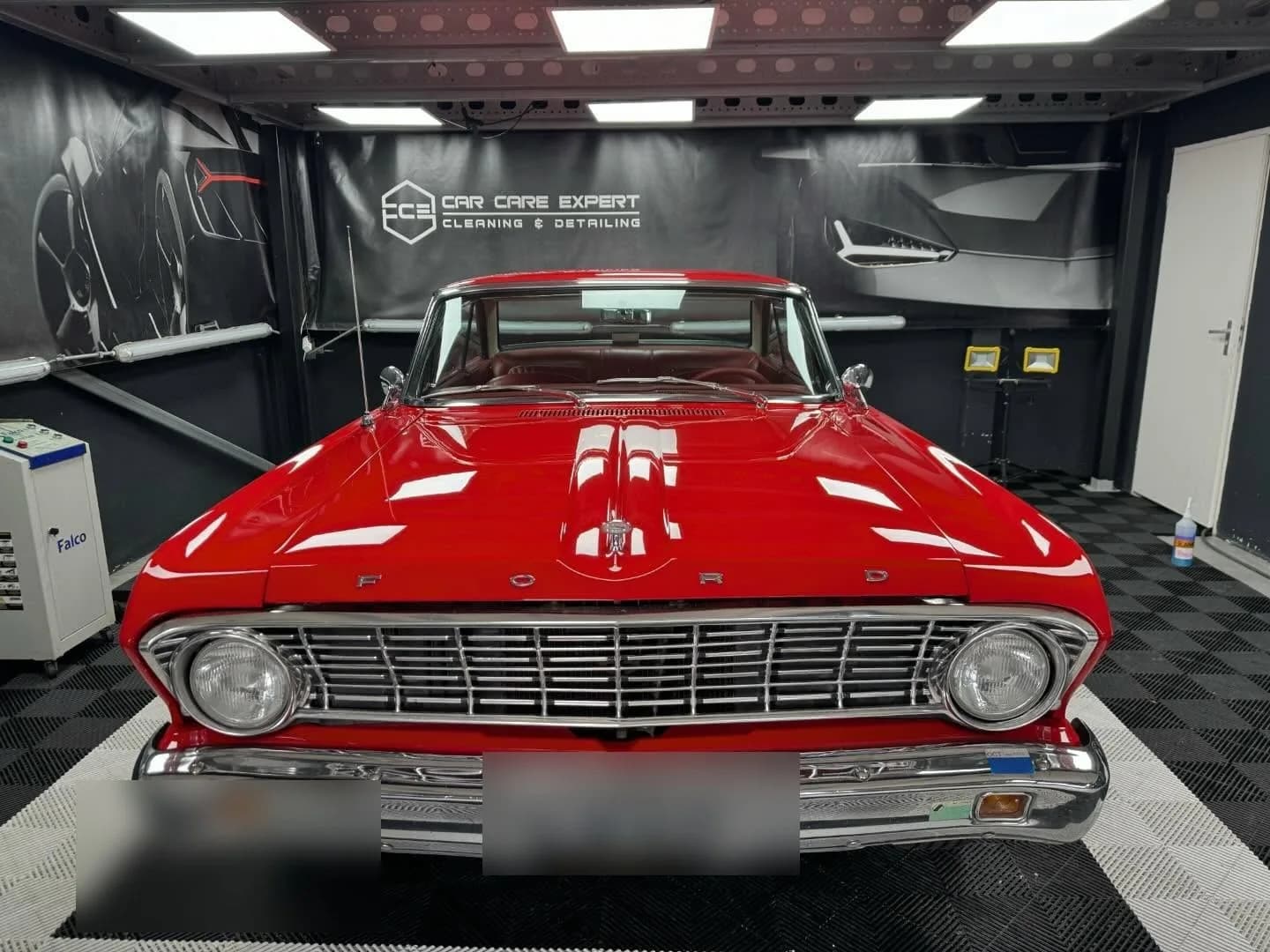 Rode Ford Falcon Sprint recht van voren in de detailingstudio