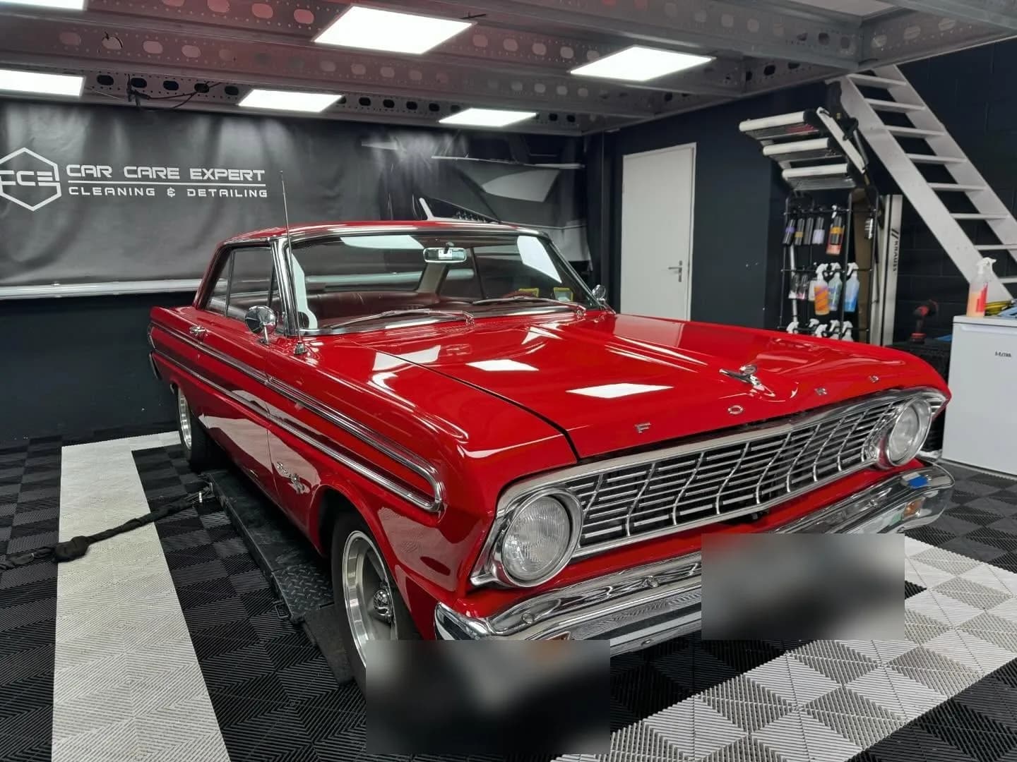 Rode Ford Falcon Sprint in driekwart vooraanzicht met gepolijst chroom