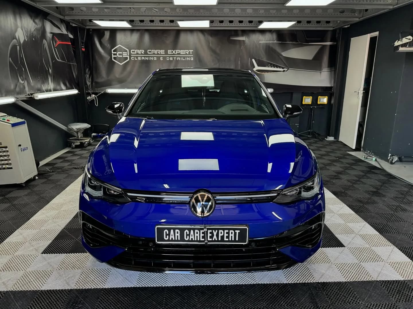 Blauwe Volkswagen Golf R recht van voren in de detailingstudio
