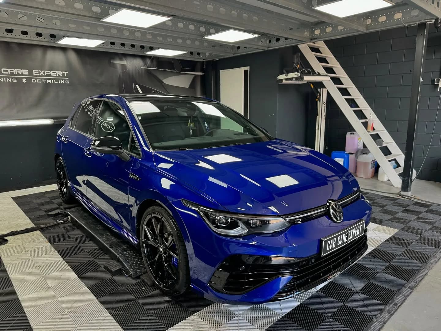 Blauwe Volkswagen Golf R in driekwart vooraanzicht na de wasbeurt
