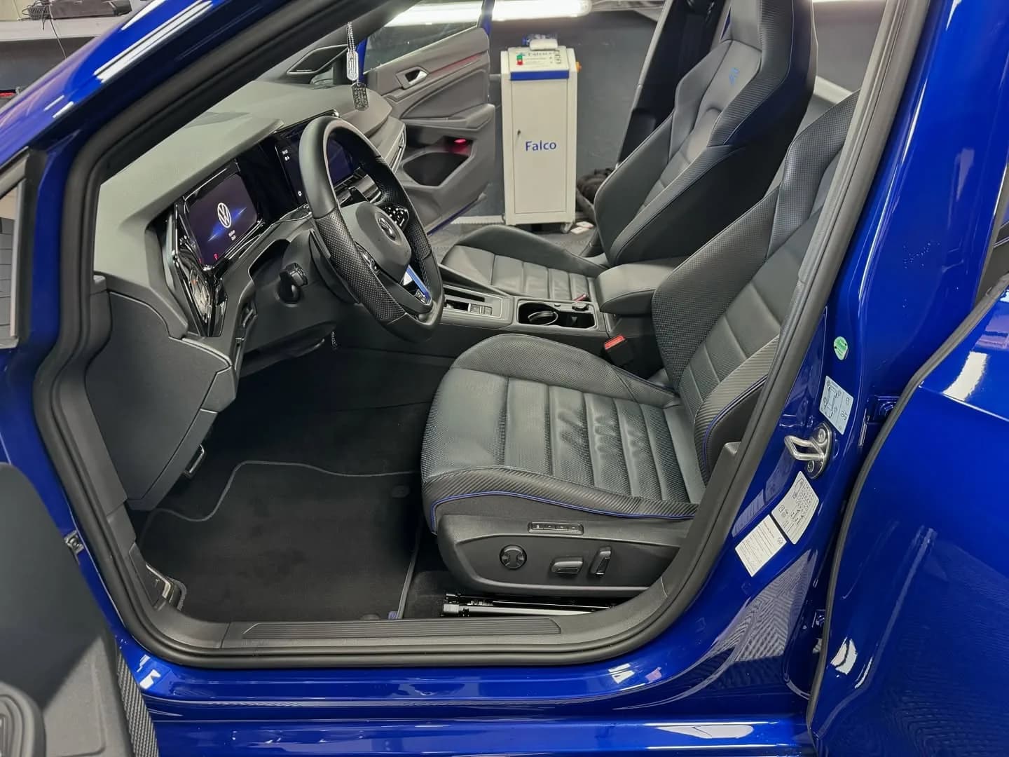 Interieur van een Volkswagen Golf R aan de bestuurderszijde na reiniging