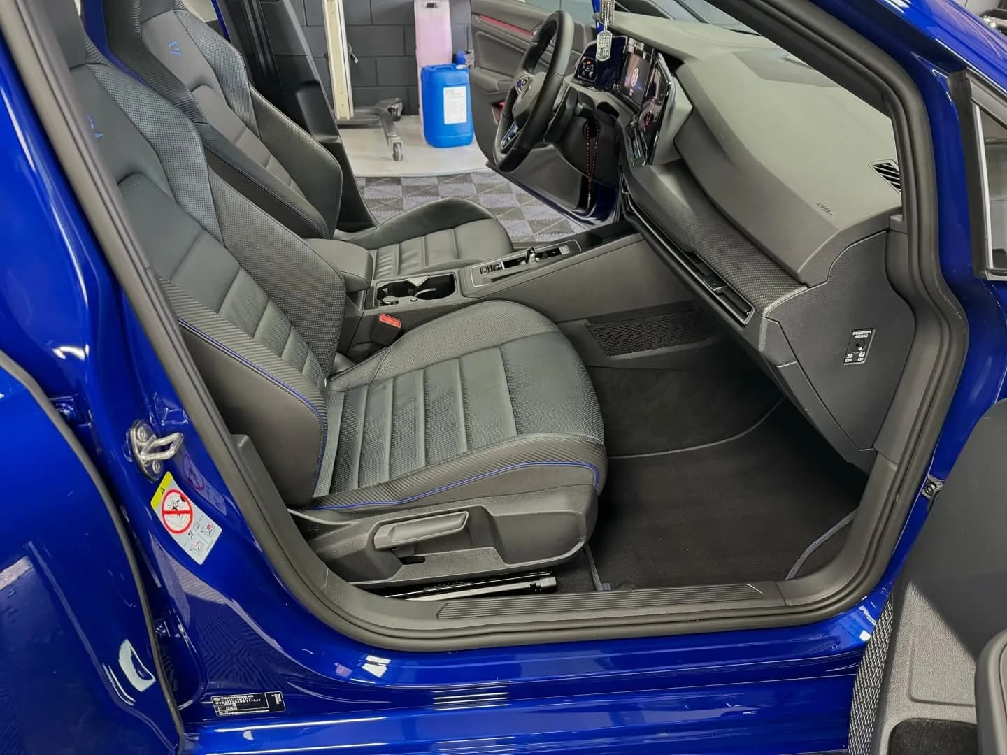 Interieur van een Volkswagen Golf R aan de passagierszijde na reiniging
