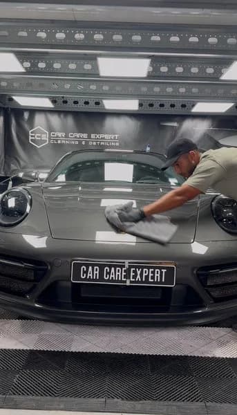 Afnemen van de uitgeharde coating op een Porsche 911