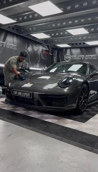 Aanbrengen van glascoating op de donkergrijze lak van een Porsche 911