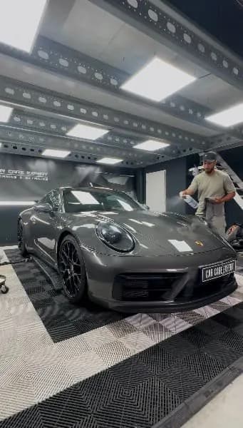 Ontvetten van de donkergrijze lak van een Porsche 911 voor de coating