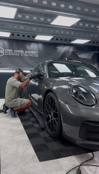 Porsche 911 tijdens het polijsten in de detailingstudio