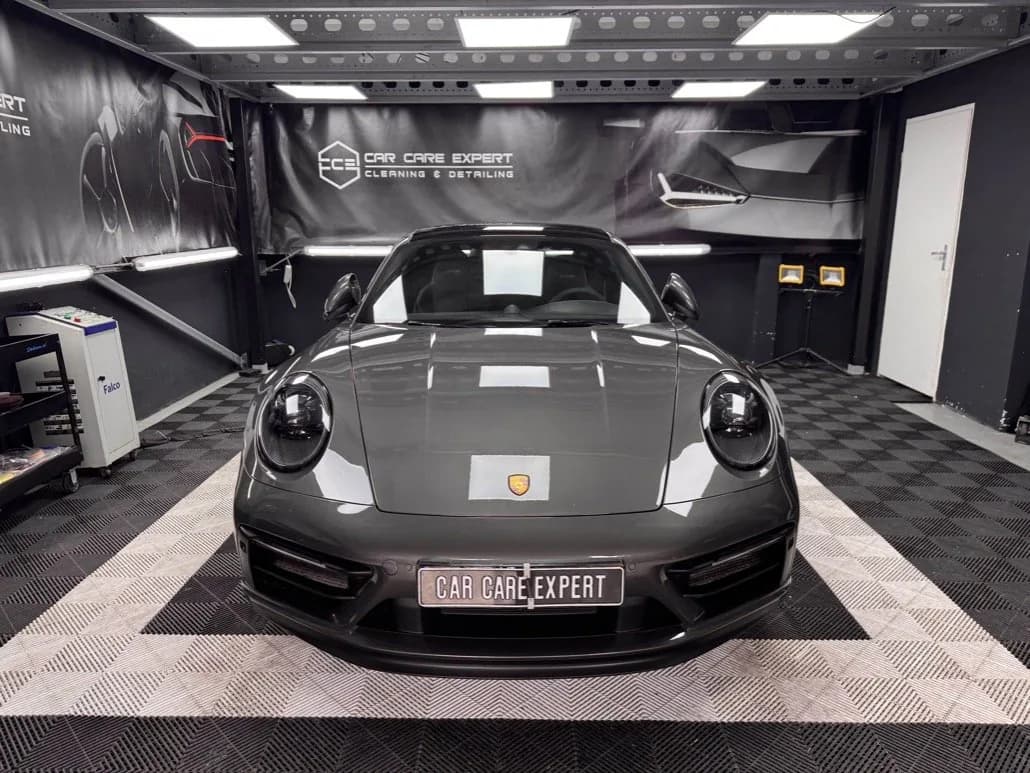 Porsche 911 met glascoating, reflecties scherp in de donkergrijze lak